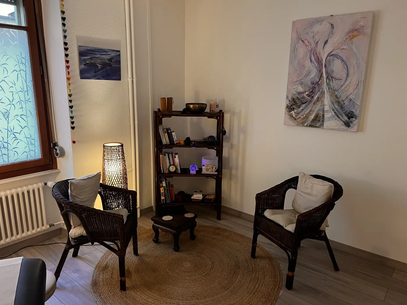 Coin échange du cabinet de Genève avec ses fauteuils en rotin et son bol chantant