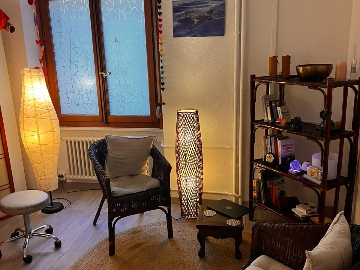 Lampes, bol chantant et bibliothèque du coin salon au cabinet de Genève