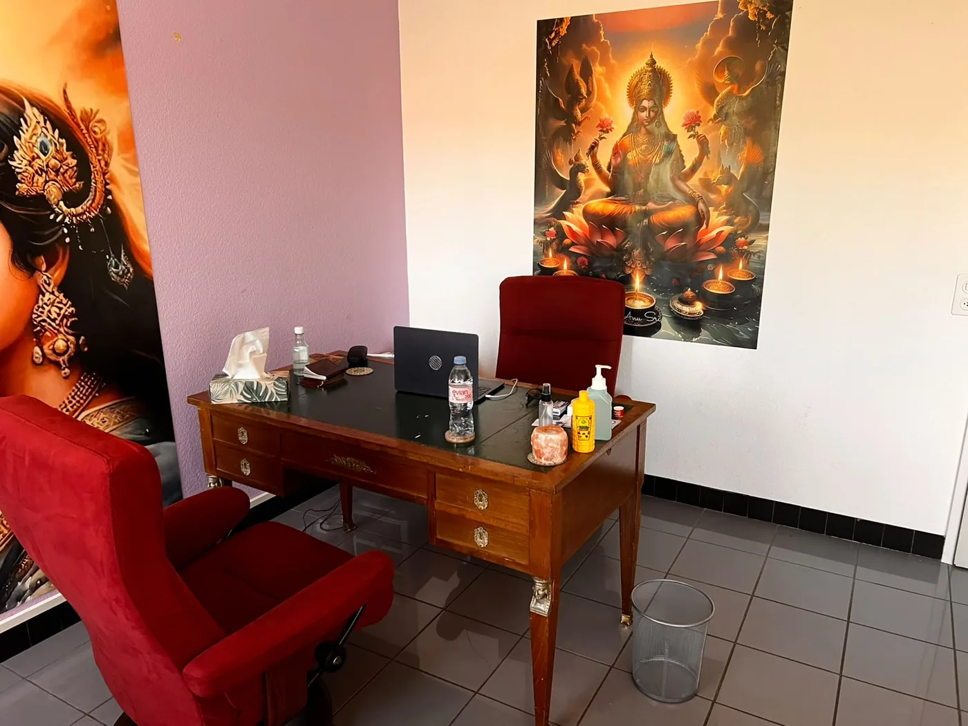 Coin échange du cabinet de Nyon, avec son bureau ancien et ses fauteuils